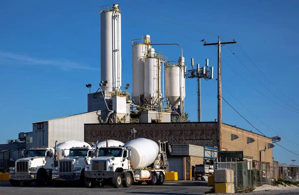 Een Scala Aan Cement Mixer Vrachtwagens Een Parkeerplaats Van Een — Stockfoto