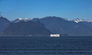 Feribot Nanaimo, güneşli bir gün, mavi gökyüzü, kar kaplı dağ arka planda mavi su Vancouver düzenli bir uçuş yapar
