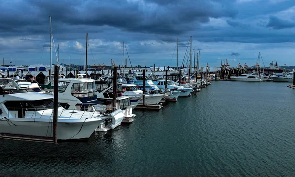 Barcos Motor Yates Puerto Deportivo Contra Cielo Nublado Este Muelle — Foto de Stock