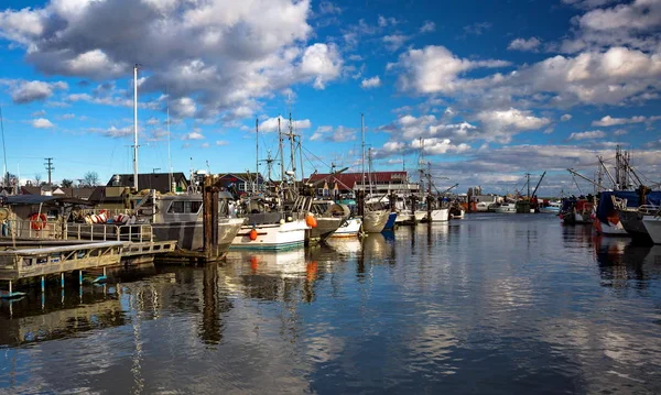 Rybářské Čluny Marině Zamračená Obloha Přístav Nachází Oblasti Steveston Richmondu — Stock fotografie