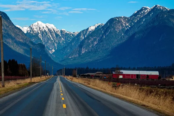 Landsväg Pitt River Valley Rinner Genom Gårdsplaner Och Skog Till — Stockfoto