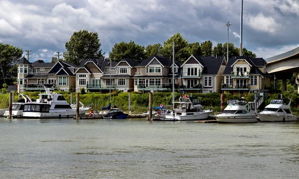 Liten Nya Hus Vid Floden Fraser River Med Marina För — Stockfoto