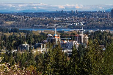 Burrard girişi ve Vancouver City arka planda Kuzey Vancouver yeşil bölgesinde Şantiye