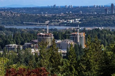 Burrard girişi ve Vancouver City arka planda Kuzey Vancouver yeşil bölgesinde Şantiye