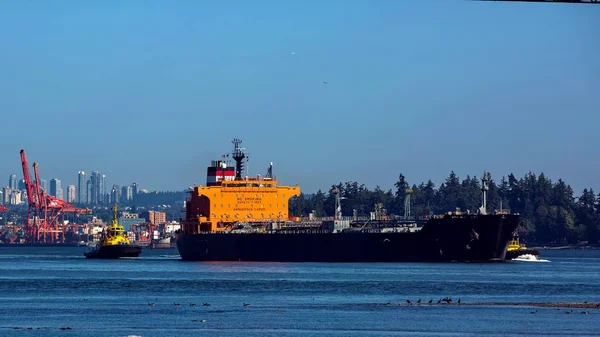 Der Beladene Tanker Verlässt Eskortiert Von Zwei Schleppern Den Hafen — Stockfoto