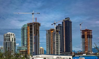 Burnaby City 'deki inşaat alanı, gökyüzünün arka planında Gökyüzü Tren İstasyonu yakınlarında yeni bir yerleşim alanı inşaatı