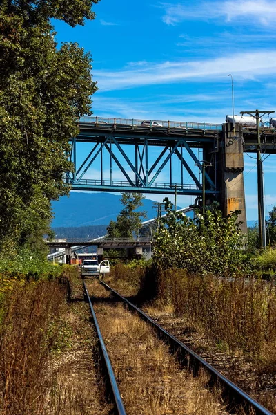 Eisenbahn Unter Einer Brücke Einem Industriegebiet Mit Wald Eisenbahnwaggon Auf — Stockfoto