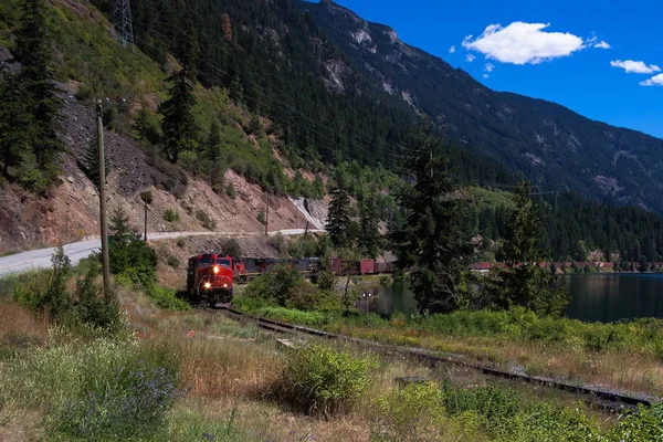 캐나다 태평양 철도의 구간을 운행하는 열차는 버켄헤드 주립공원을 호수와 산등성이를 — 스톡 사진