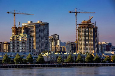 Yeni apartmanlar Downtown New Westminster, şehirde sahildeki inşaatı    