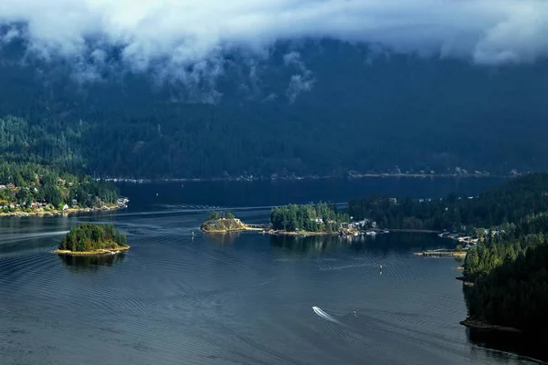 Vesnice Nachází Břehu Zátoky Zalesněném Svahu Předměstí Severního Vancouveru Deep — Stock fotografie