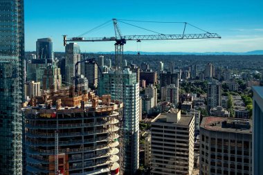 Vancouver 'ın merkezindeki gökdelenli bina, hava manzaralı.