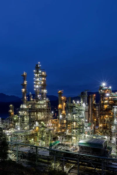 Vancouver Olieraffinaderij Met Nachtverlichting Tegen Blauwe Lucht Bergketen — Stockfoto