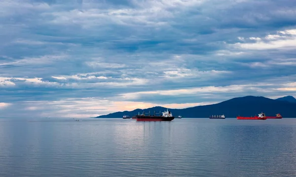 Oceánské Lodě Vancouveru Přístav Pozadí Zasněženého Horského Hřebene Zamračené Oblohy — Stock fotografie