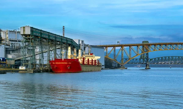 Schiff Unter Beladung Seehafen Von Vancouver Vor Blauem Wolkenverhangenem Himmel — Stockfoto