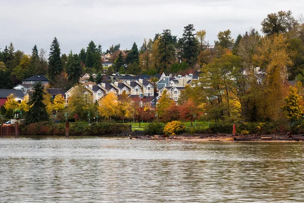 弗雷泽河岸上风景如画的住宅区 建筑物正面的停车场 秋天的彩绘树木 多云的天空 — 图库照片