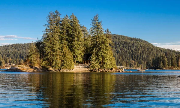 Isola Nella Baia Giorno Sole Mare Montagne Porto Sullo Sfondo — Foto Stock