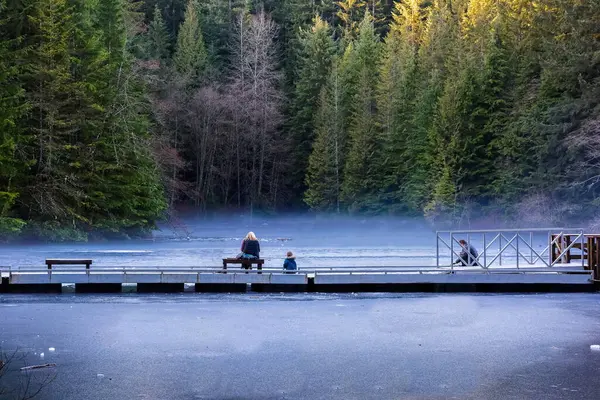 Rodina Zimním Ledě Rybaří Rice Lake Lynn Canyon Park Molo — Stock fotografie