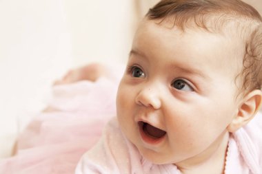 gülümseyen bebek kız karnında yatıyor