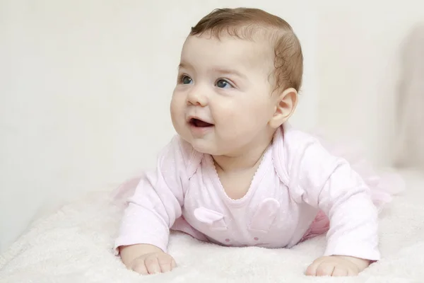 Souriant Bébé Fille Repose Sur Son Ventre — Photo