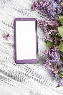 Bir leylak durumda akıllı telefon (resimler veya metin için) ve leylak çiçekler