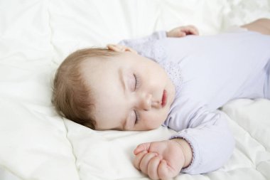 bebek parlak yatakta tatlı uyur