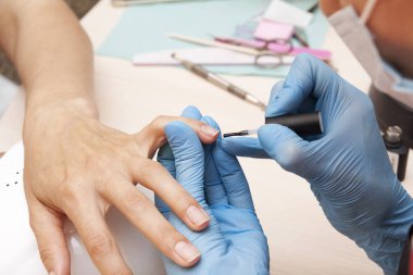 Manikür salonunda jel cila bir taban kat uygulama 