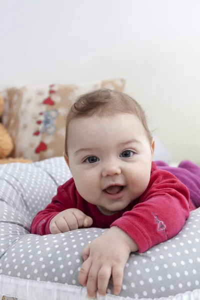 Портрет маленькой девочки с улыбкой — стоковое фото