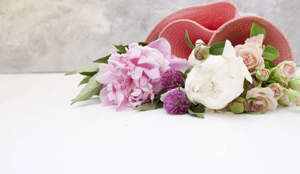 Fondo de verano - flores de peonías, rosas, trébol en un rosa —  Fotos de Stock
