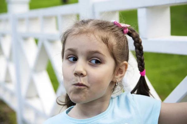 Pigtails pensive yüz ifadesi ile küçük kız