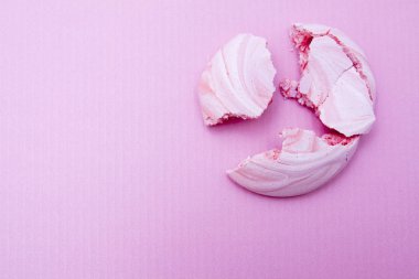 Pembe Meringues pembe arka planda parçalara ayrılır. Mutfak