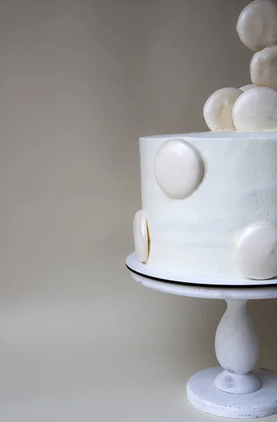 Parte de la torta en un soporte, decorado con merengue — Foto de Stock