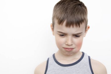 Kötü bir diş ve şişmiş yanak (akı) beyaz bir arka plan üzerinde üzgün çocuk