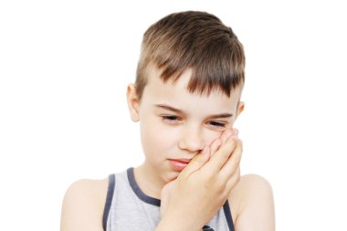 Çocuk yanağını kötü bir dişle kapatıyor. Çocuk diş ağrısının tedavisi ve önlenmesi - fotoğraf konsepti