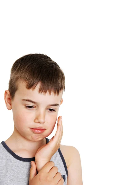 Smutný chlapec se špatným zubem a oteklým líčidlem (tok), izolovaný na bílém, s prostorem pro text. Fotografie prevence zubů-koncept — Stock fotografie