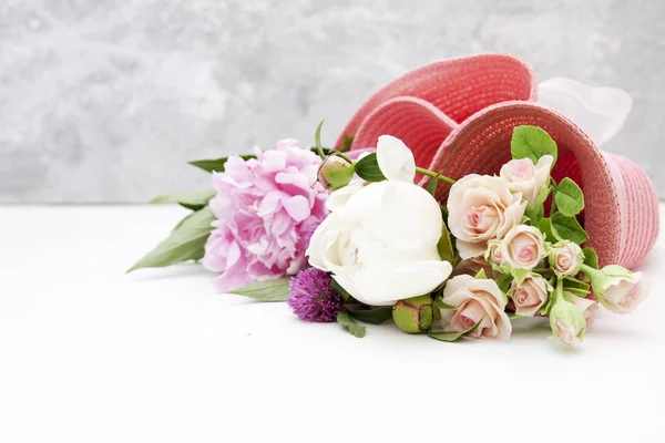 Ramo de verano: flores de peonías, rosas, trébol en un sombrero rosa —  Fotos de Stock