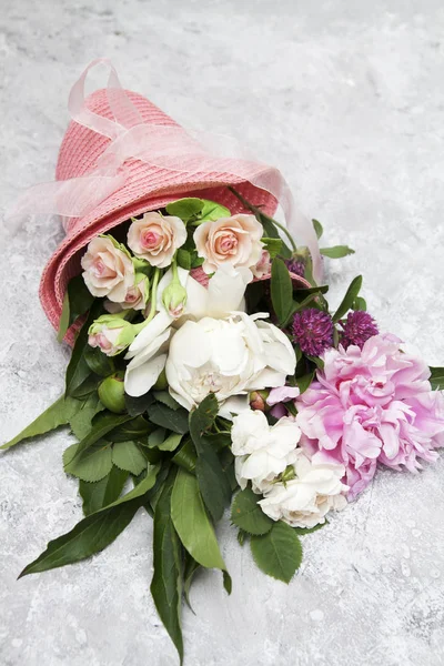 Ramo de verano: flores de peonías, rosas, tréboles en un sombrero rosa —  Fotos de Stock