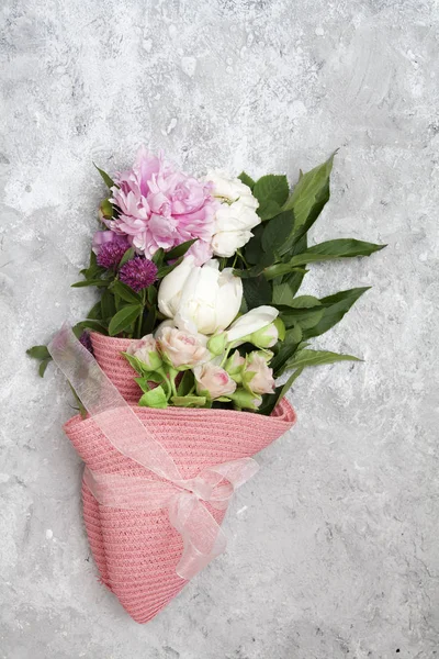 Ramo de verano: flores de peonías, rosa, tréboles en un sombrero rosa —  Fotos de Stock