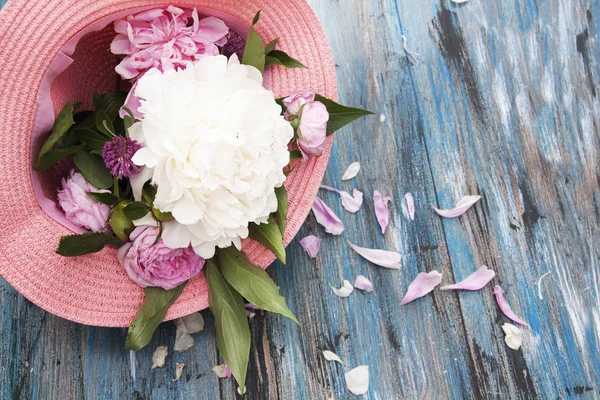 Fondo de verano, composición de flores de peonías, rosas, clo —  Fotos de Stock