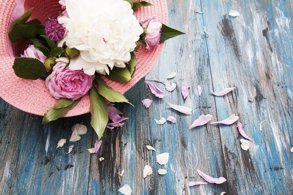 Fondo de verano, composición de flores de peonías, rosas, clo —  Fotos de Stock