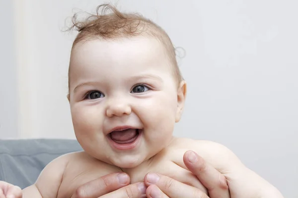 Bayi kecil yang sehat dan ceria tersenyum dalam pelukan ayahnya — Stok Foto