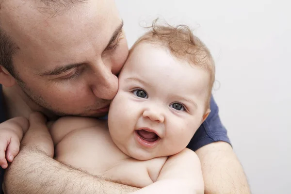 Bebé feliz nos braços de seu pai — Fotografia de Stock