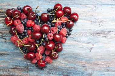 Berry kalp - ahududu, tatlı kiraz, yaban mersini ahşap sur