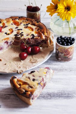 Beyaz ahşap masada çilek ile cheesecake. Tatlı kiraz,