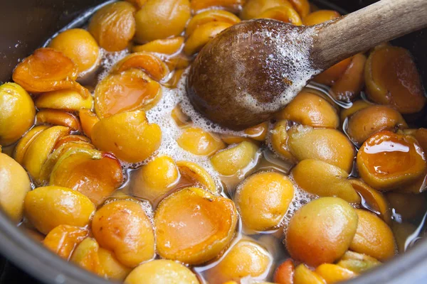 Moitiés d'abricot au sirop de sucre - confiture d'abricot cuite — Photo
