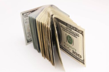 Beyaz arka planda 100 dolarlık banknotlar
