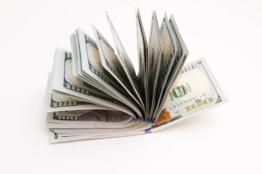 Beyaz arka planda 100 dolarlık banknotlar