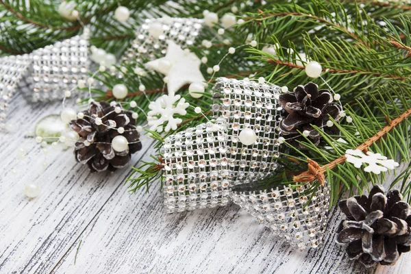 Fondo de Navidad y Año Nuevo con pino, conos, perlas y rh — Foto de Stock