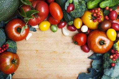 Domates, kabak, salatalık, sarımsak ve brokoli masada 