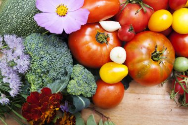 Domates, kabak, sarımsak ve brokoli masada - düz yatıyordu