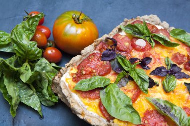 Çavdar unu üzerine domates ve fesleğen ile Pasta